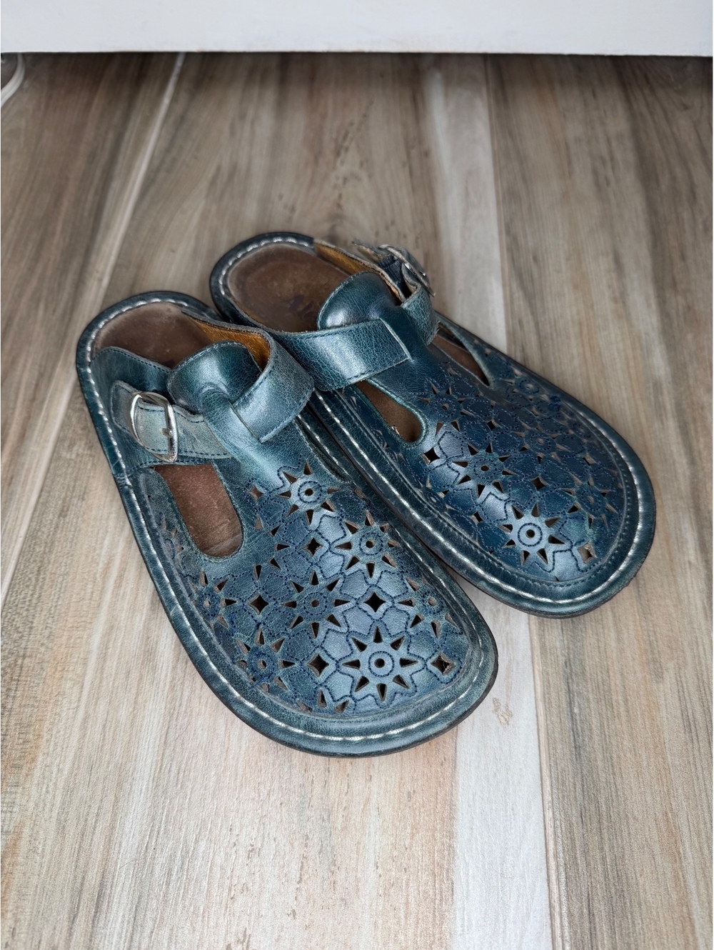 Alegria by PG Lite Blue Leather Laser Cut Stars Clog Shoes Womens Sz 5.5-6 EU 36